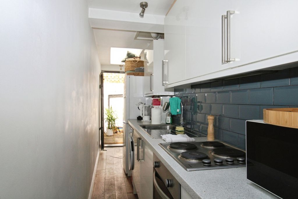 Property photo 3 of 6 Kitchen