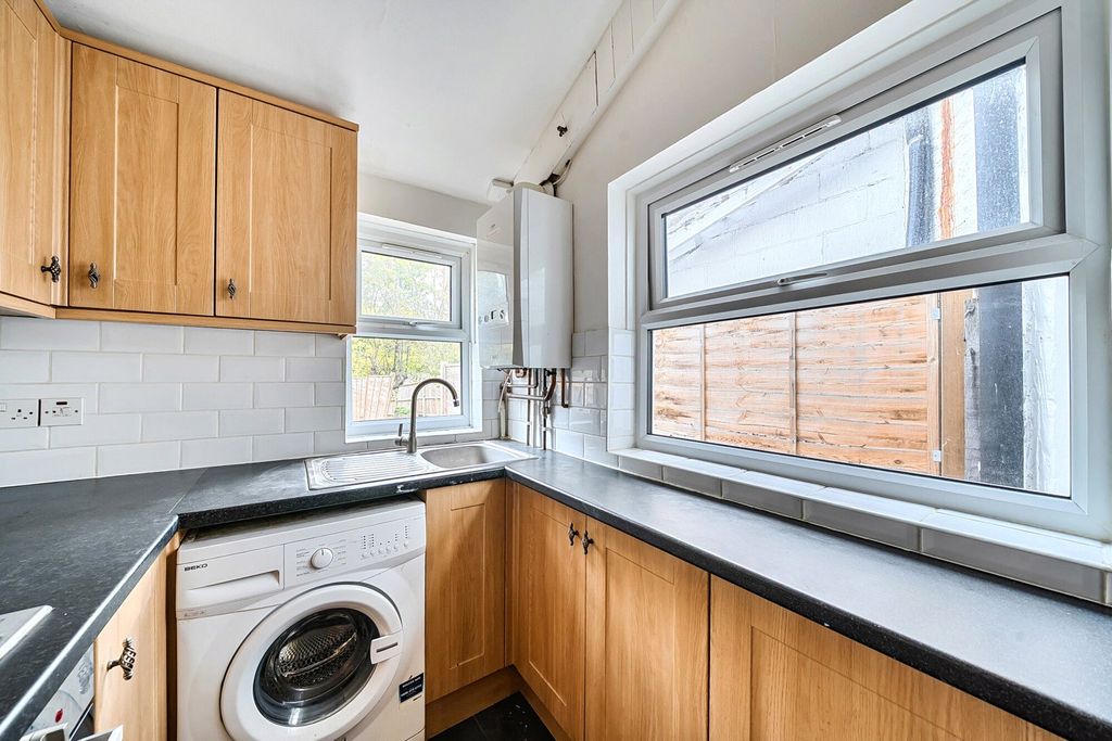 Property photo 3 of 10 Kitchen