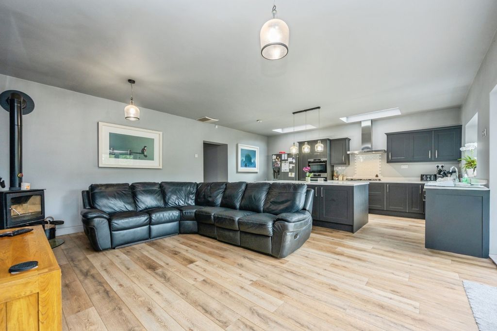 Property photo 2 of 16 1