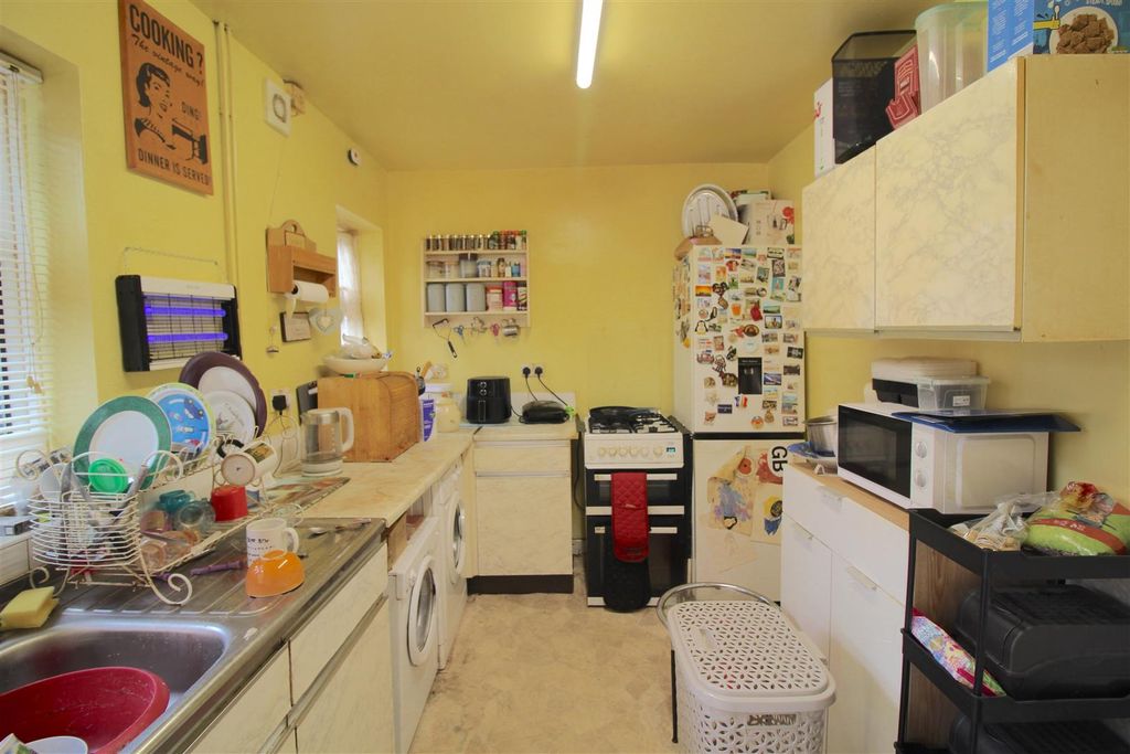 Property photo 3 of 7 Kitchen