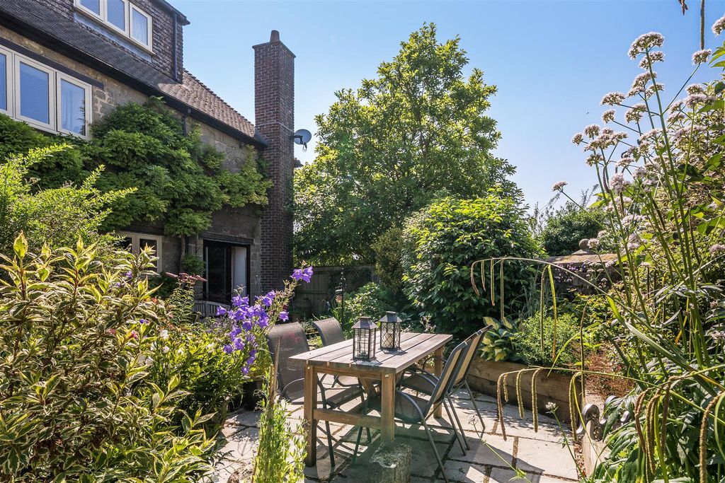 Property photo 3 of 25 Courtyard Garden