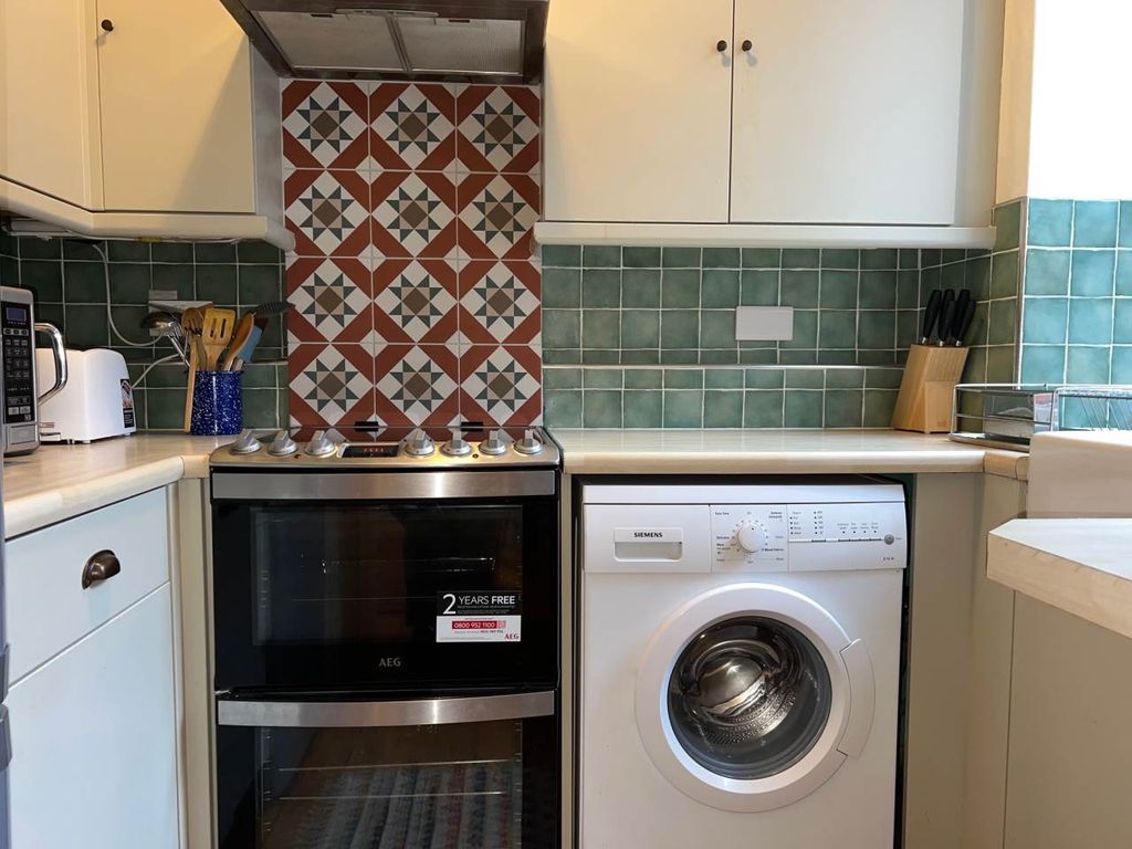 Property photo 3 of 10 Kitchen 02