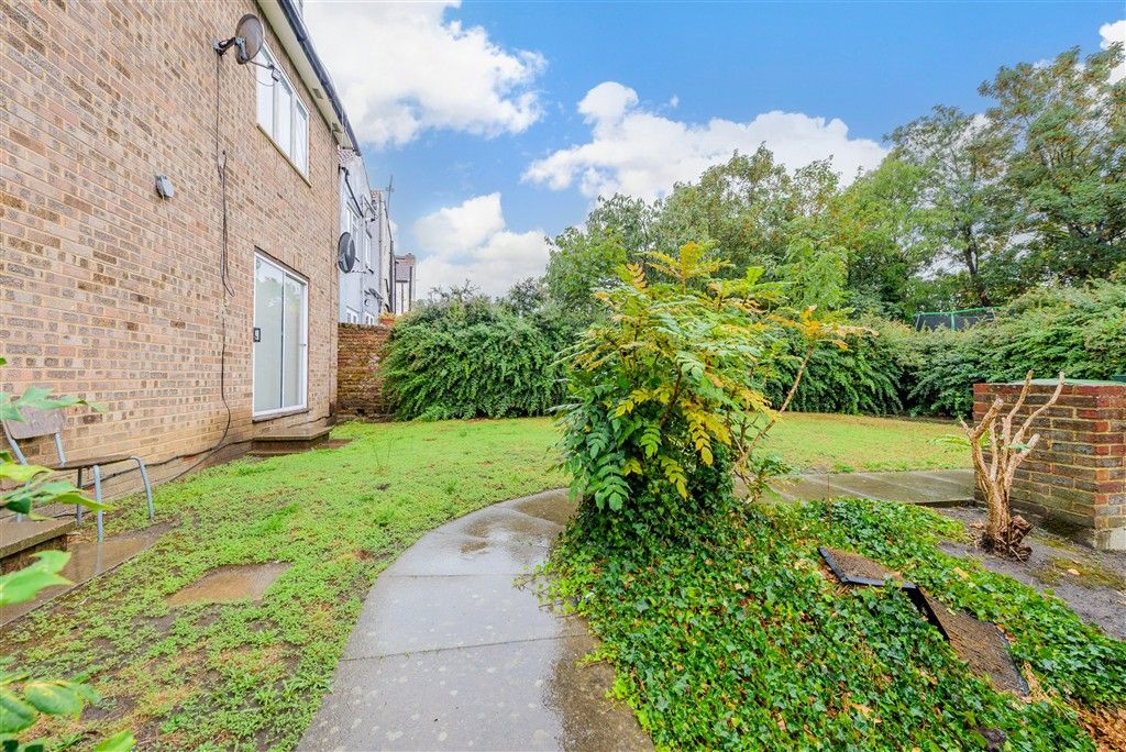 Property photo 2 of 7 Communal Gardens