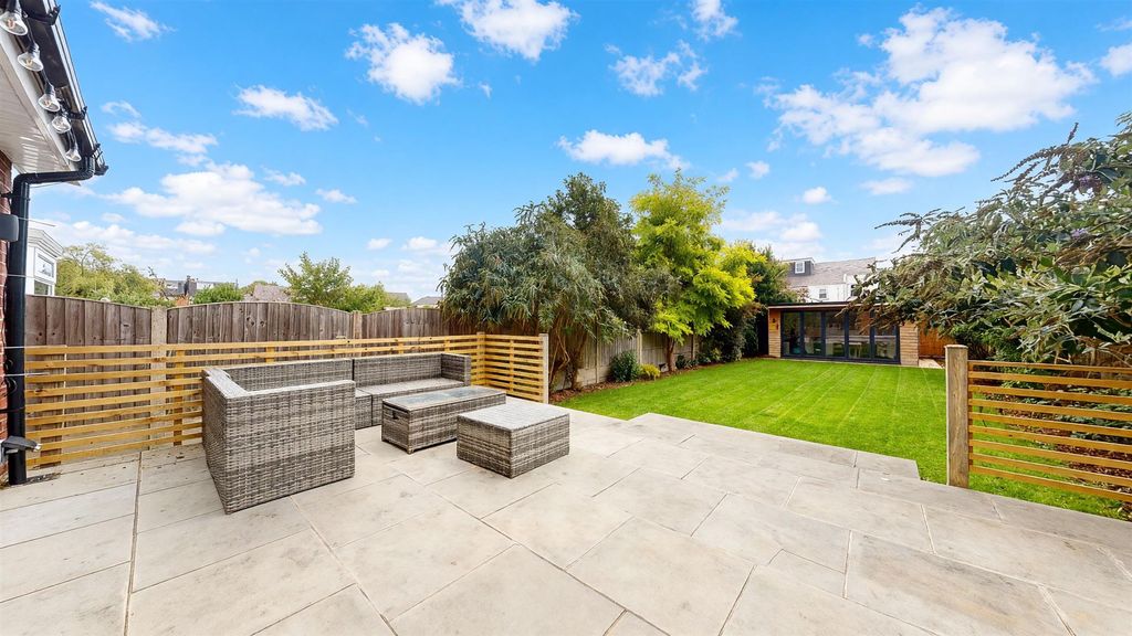 Property photo 2 of 32 Vivian Drive Rear Garden