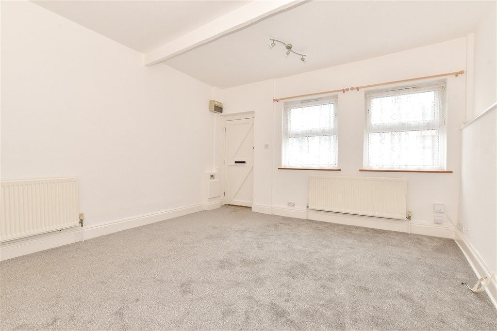 Property photo 3 of 11 Lounge