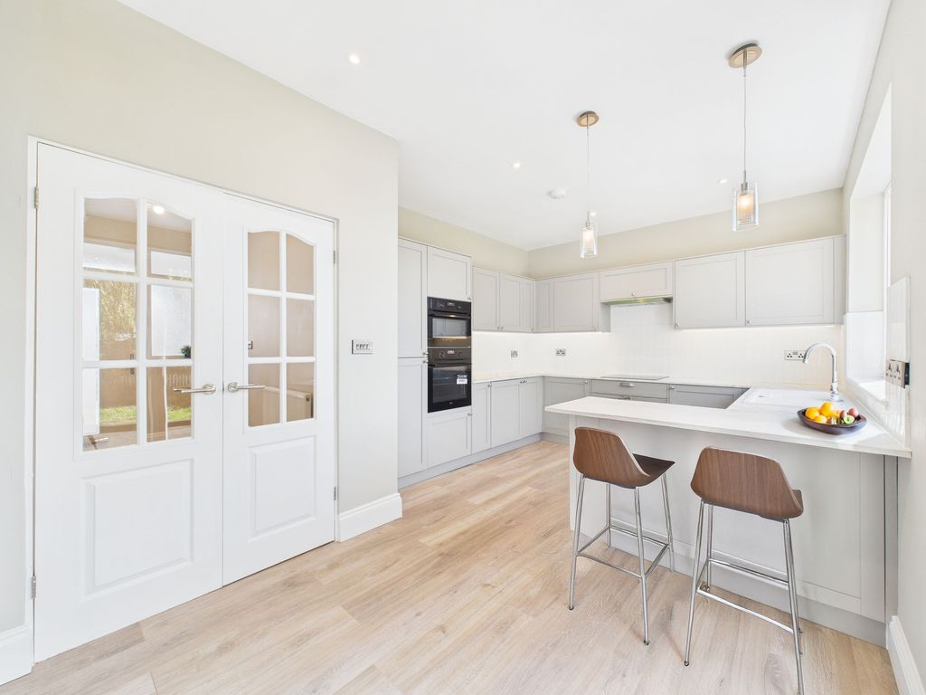 Property photo 3 of 21 Dining/Kitchen (Virtually Furnished)