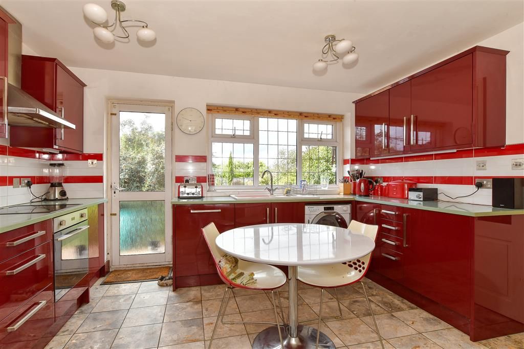 Property photo 3 of 10 Kitchen