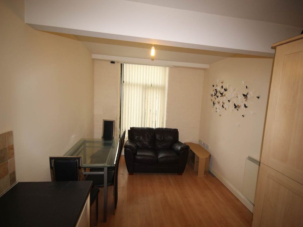 Property photo 3 of 6 Lounge