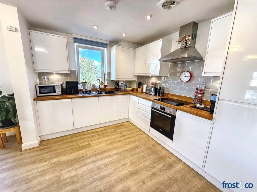 Property photo 3 of 10 Kitchen