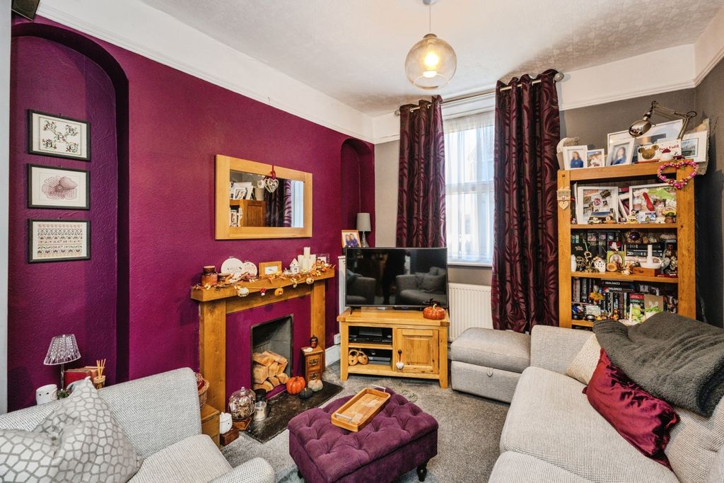 Property photo 2 of 17 Photo