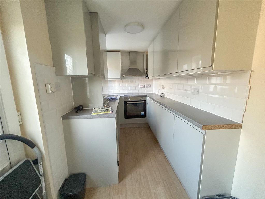 Property photo 3 of 11 Kitchen