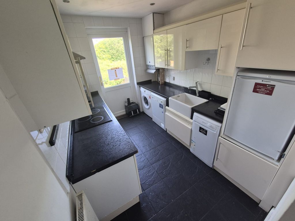 Property photo 3 of 15 R250625 261 - Flat 2, 29 Caldecott Street, Rugby, Warwickshire, CV21 3th (2).Jpg