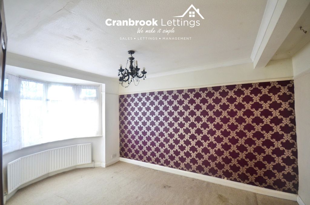 Property photo 1 of 9 3 Bed Semi-Detached House To Rent Dunspring Lane, Ilford Ig5