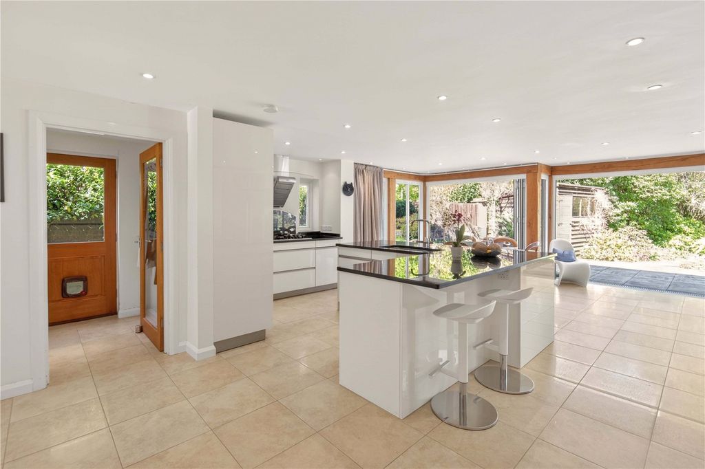 Property photo 3 of 18 Kitchen/Breakfast