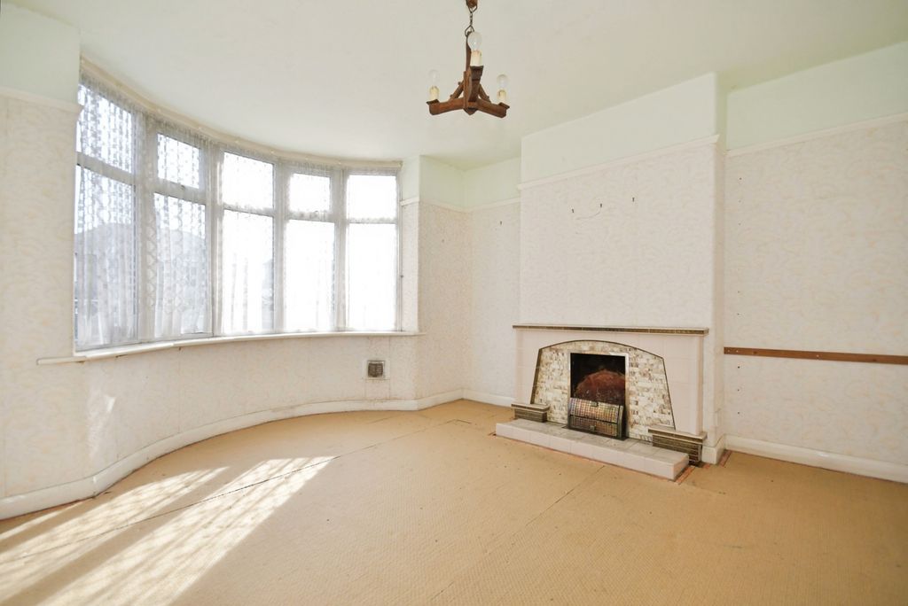 Property photo 2 of 19 Lounge