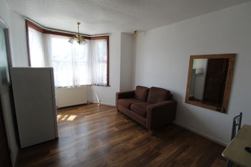 Property photo 1 of 8 1 Bedroom Flat For Rent