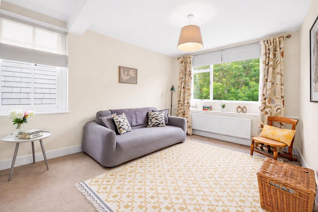 Property photo 1 of 12 Lounge