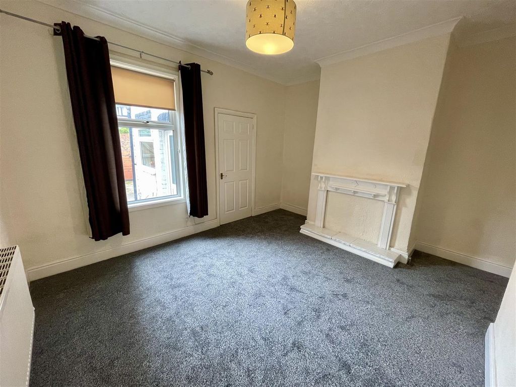 Property photo 3 of 10 Dining Room