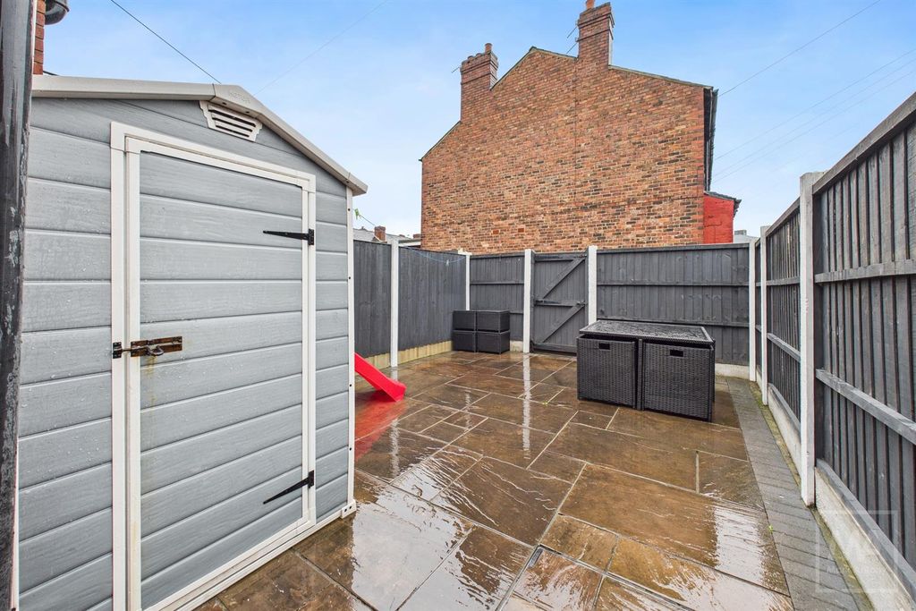 Property photo 3 of 11 Courtyard