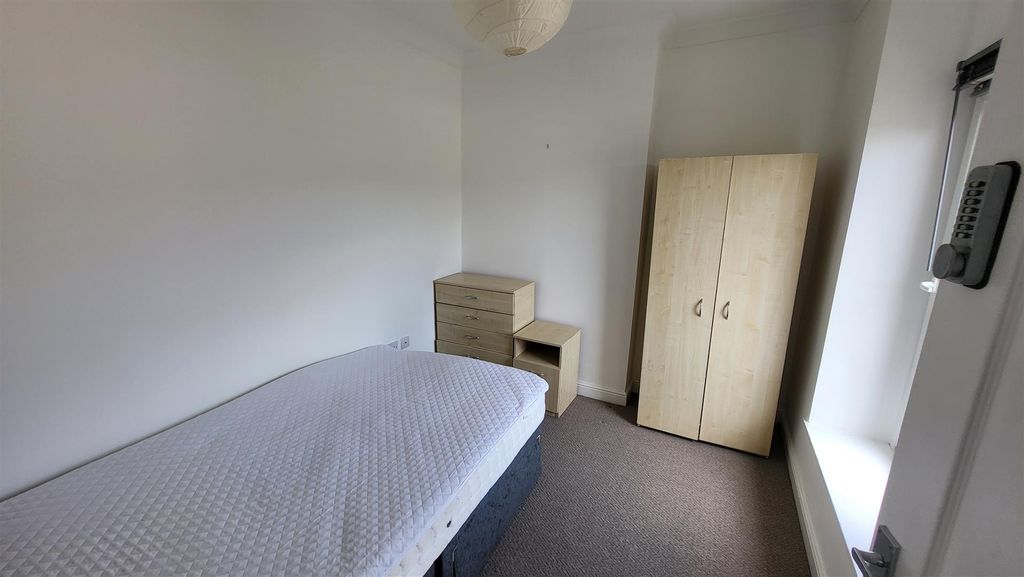 Property photo 1 of 2 Room2 35 Meadow.Jpg