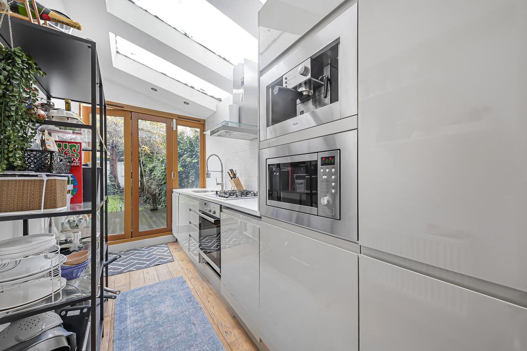 Property photo 3 of 17 Kitchen