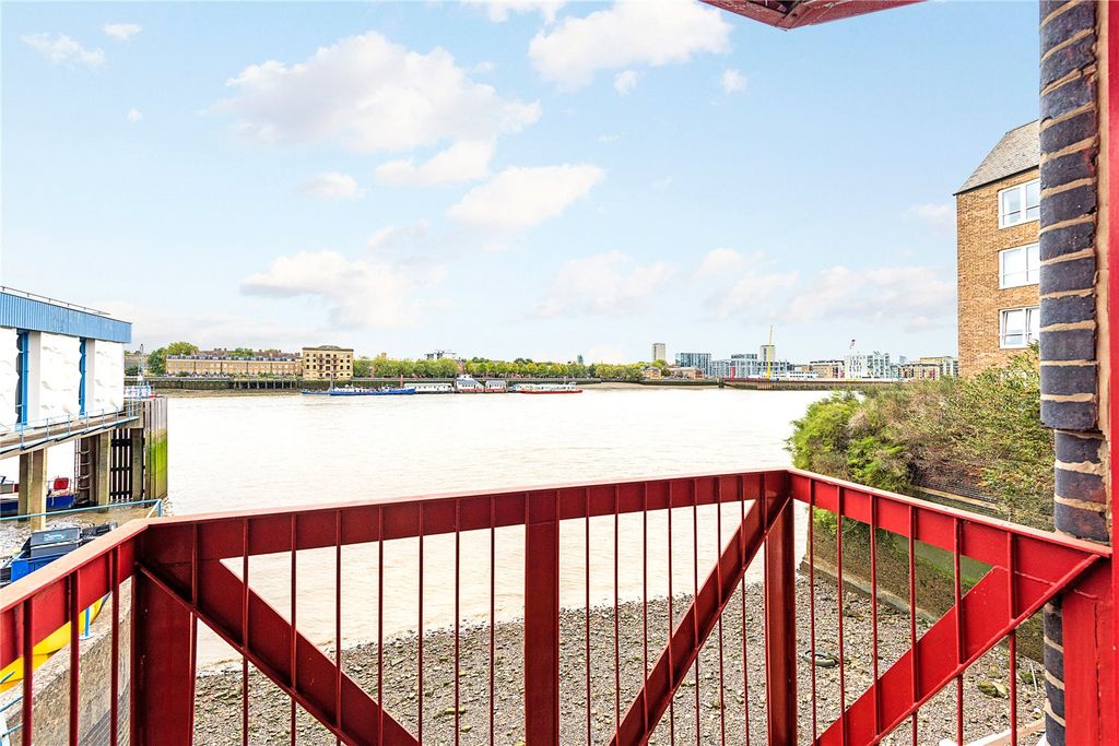 Property photo 3 of 11 Balcony