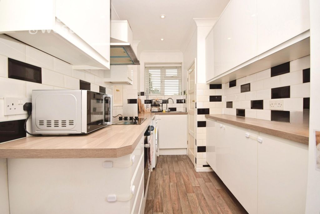 Property photo 3 of 13 Kitchen