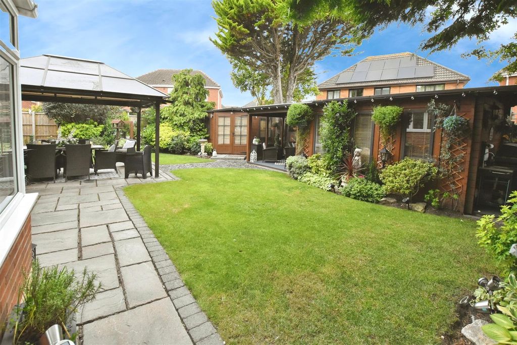 Property photo 2 of 25 Rear Gardens