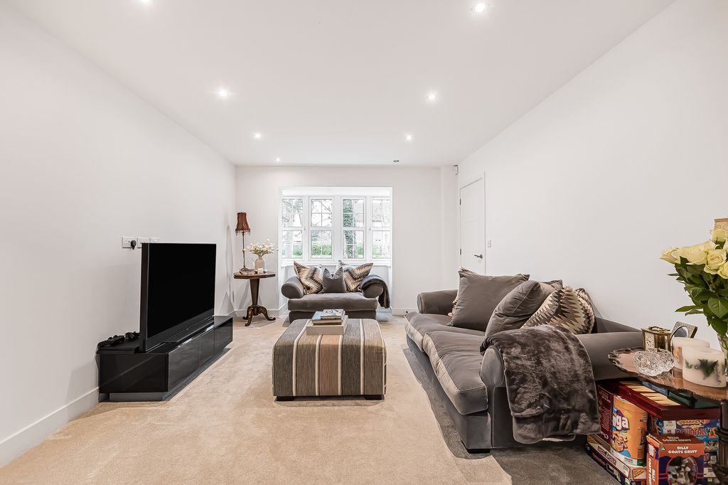 Property photo 3 of 19 Lounge