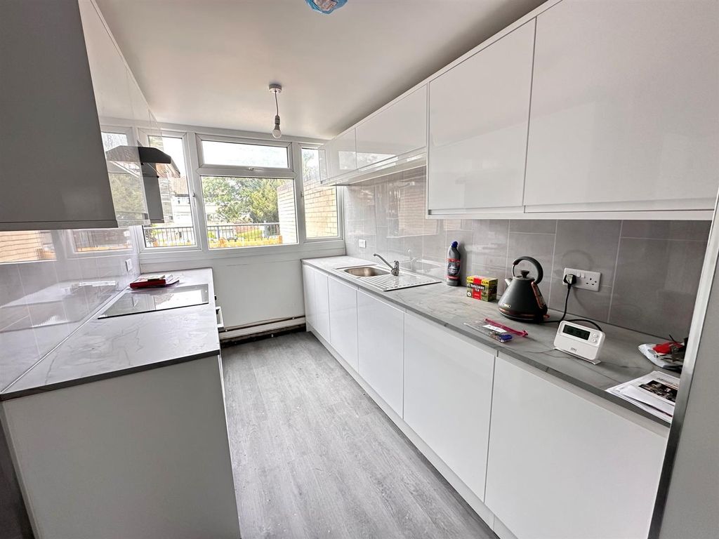 Property photo 2 of 9 Kit.Jpg
