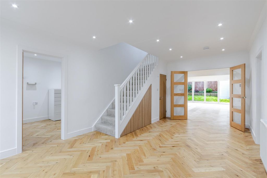 Property photo 3 of 28 Entrance Hall