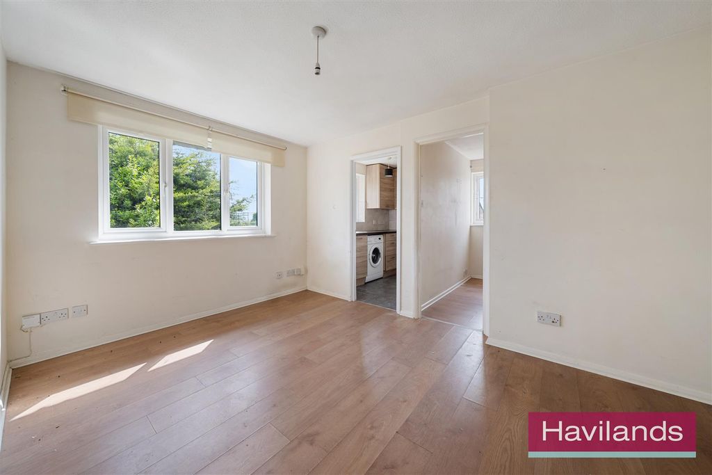 Property photo 2 of 12 Woodfield Avenue-10.Jpg