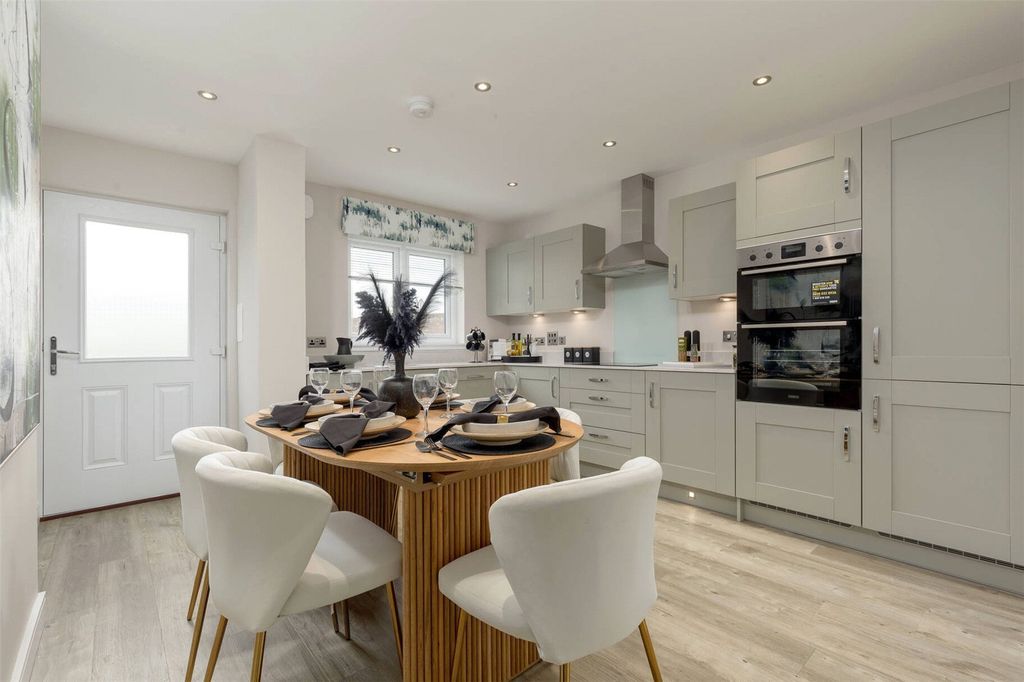 Property photo 1 of 17 Dining/Kitchen