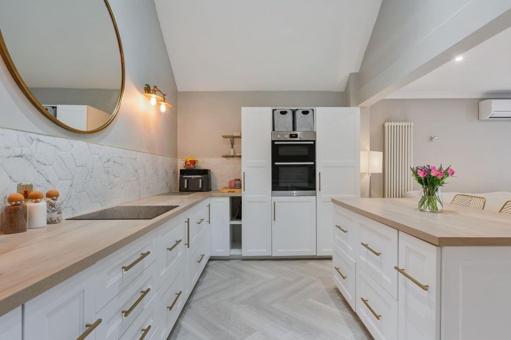Property photo 3 of 14 Reigate Road