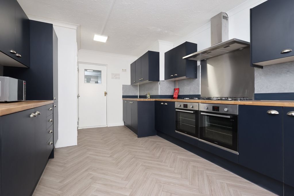 Property photo 3 of 34