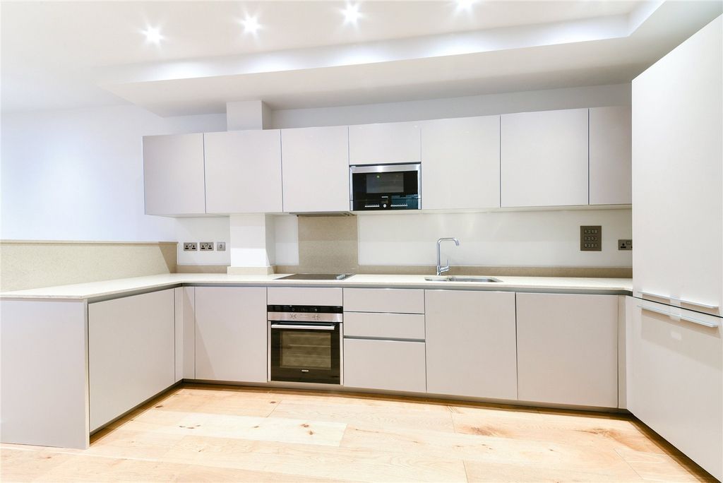 Property photo 3 of 10 Kitchen