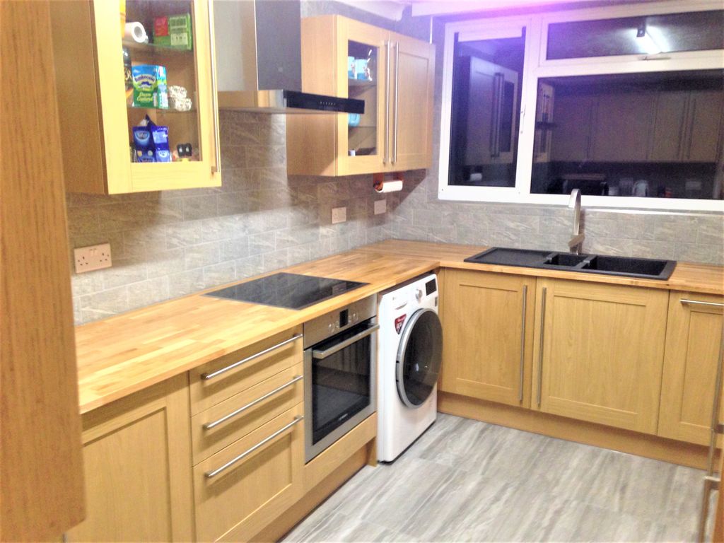 Property photo 2 of 6 Kitchen