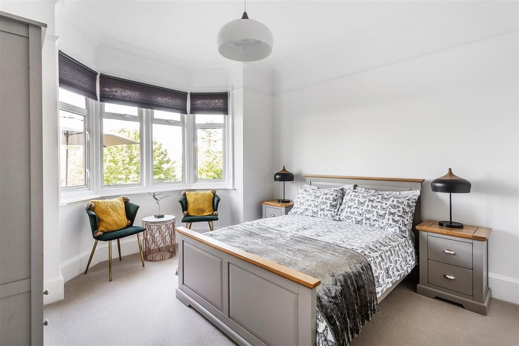 Additional image 12 of 3 bed flat to rent23 Warwicks Bench, Guildford, Surrey GU1