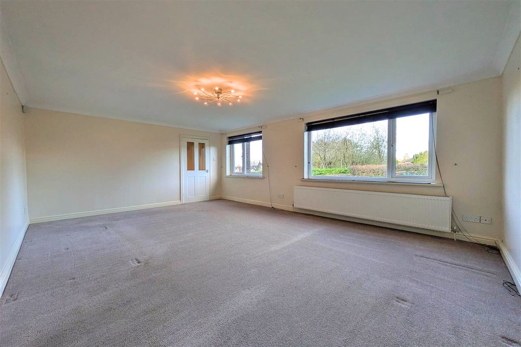 Property photo 2 of 16 Lounge