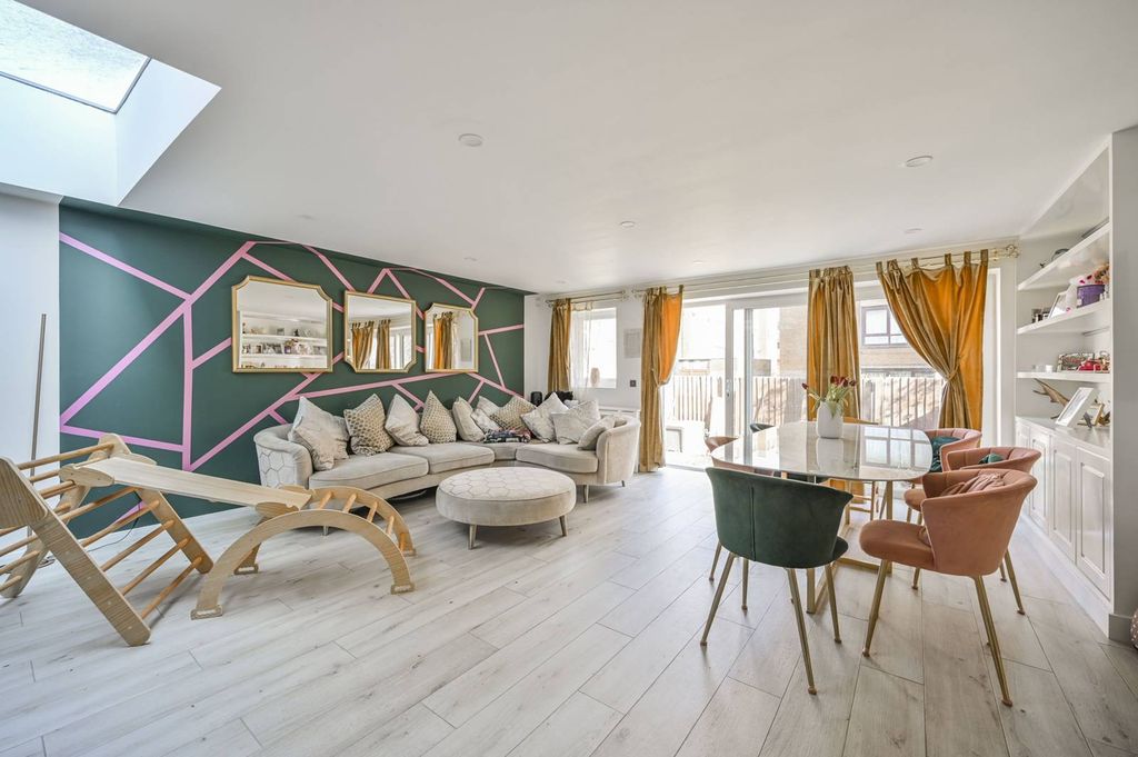 Property photo 1 of 24