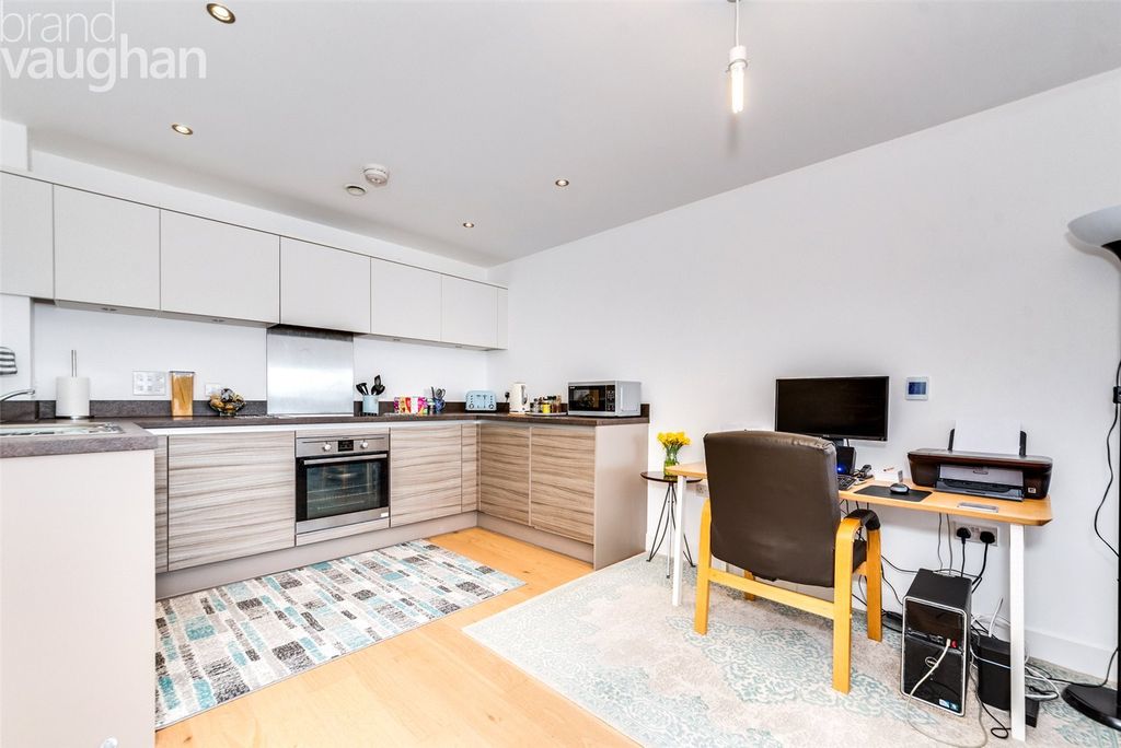 Property photo 1 of 11 Kitchen