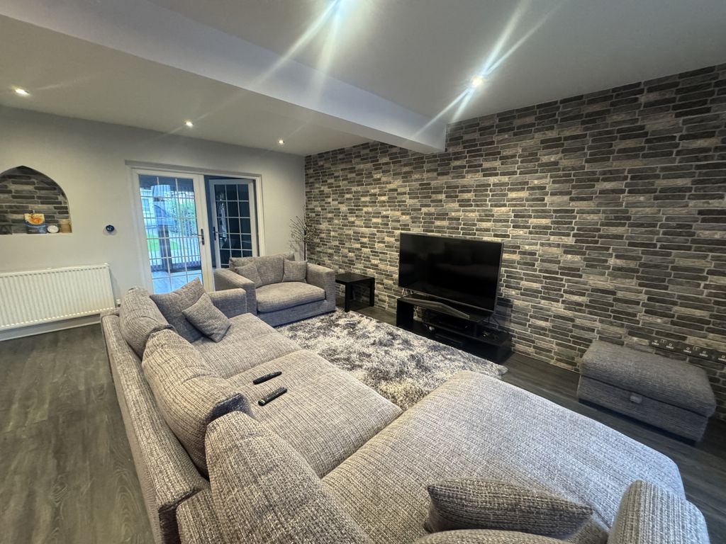 Property photo 1 of 12 4 Bed House To Rent