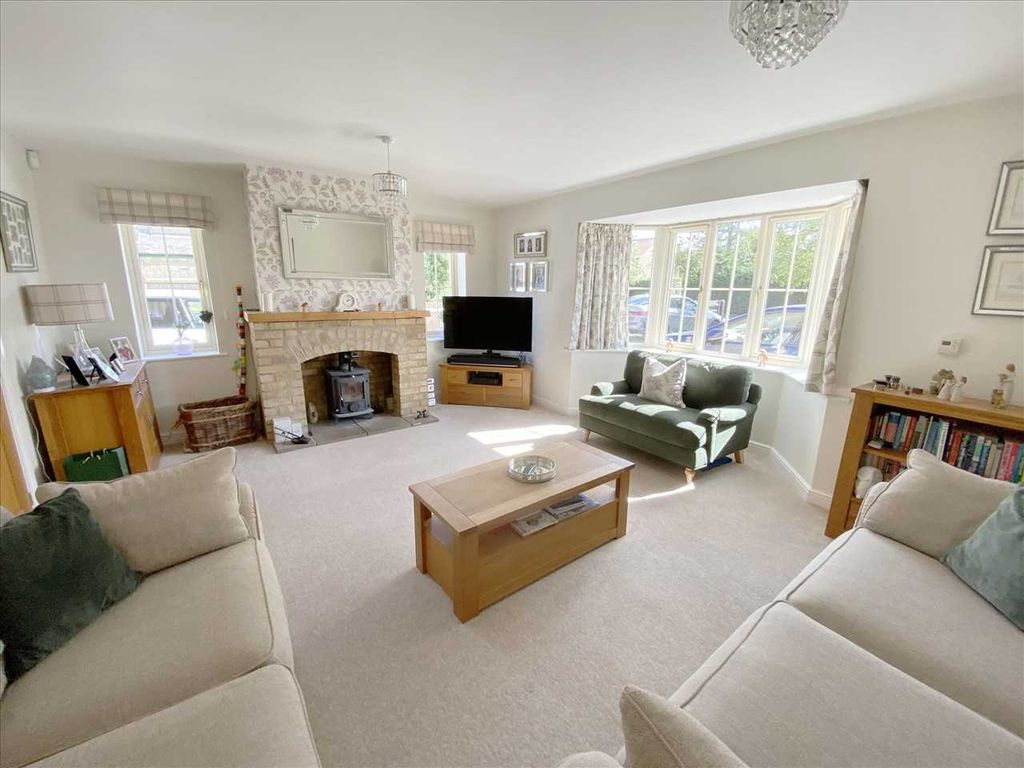Property photo 2 of 18 Lounge: