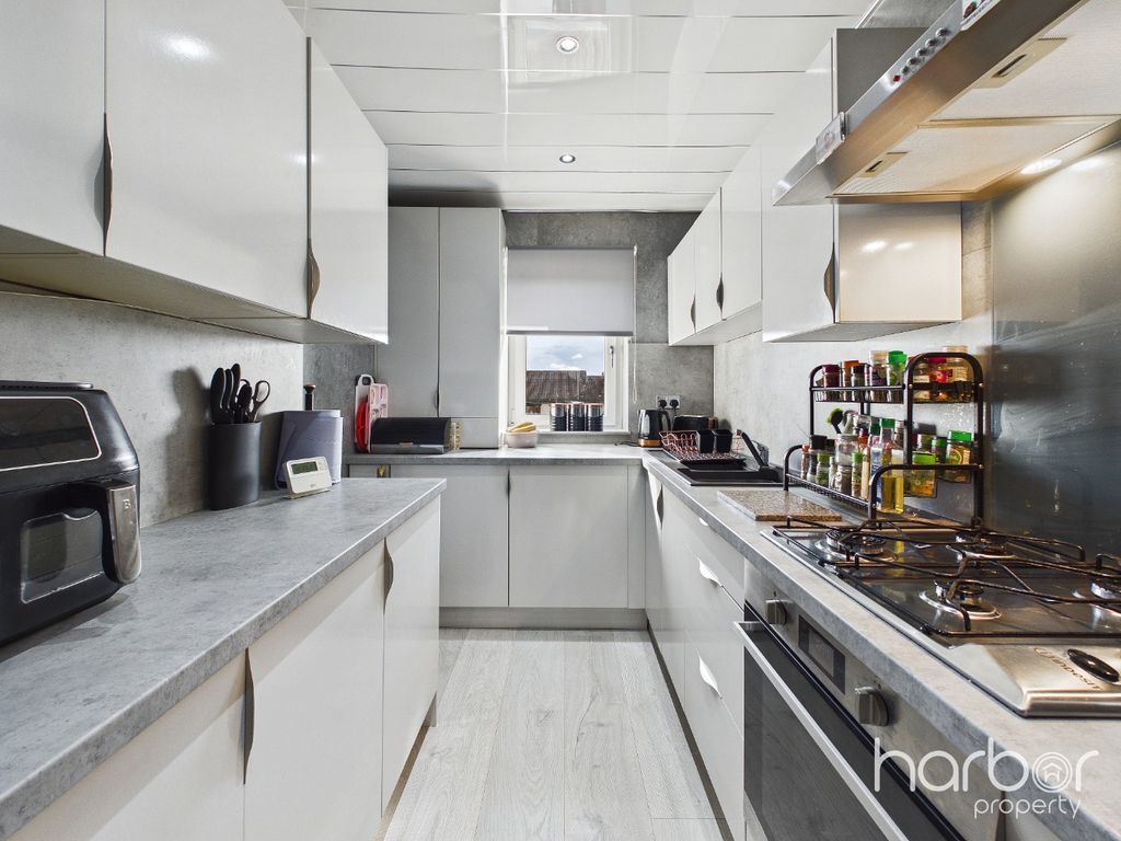 Property photo 3 of 18 5066305