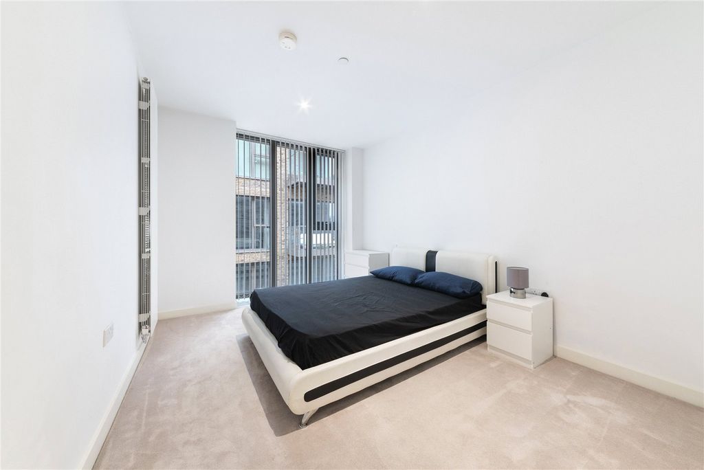 Property photo 2 of 15 Royal Wharf E16