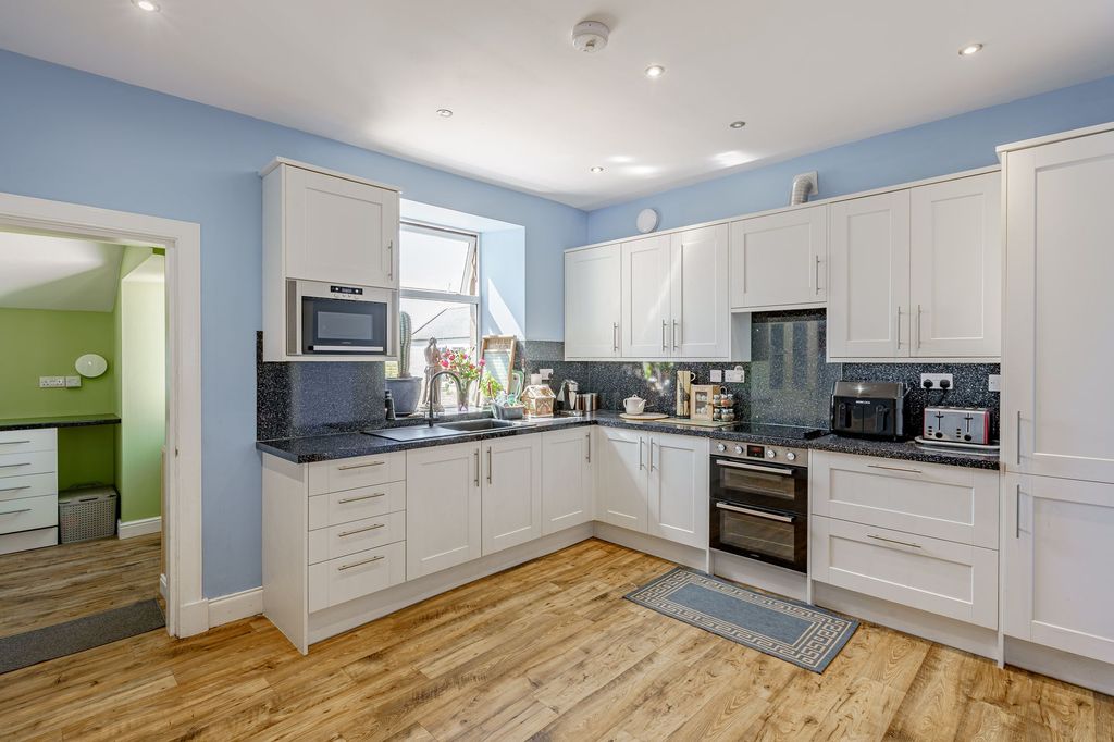 Property photo 2 of 33