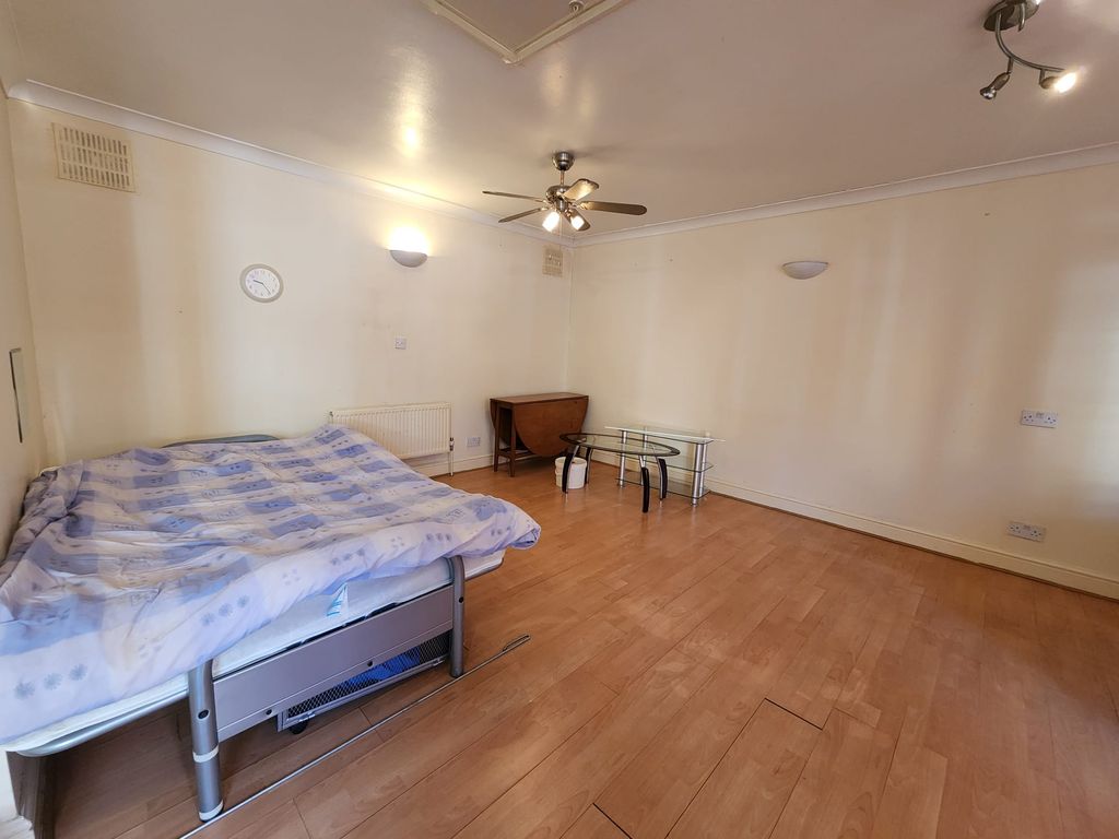 Property photo 1 of 2