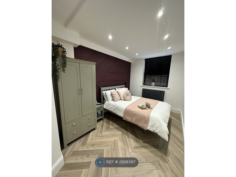 Property photo 3 of 13 Room 5