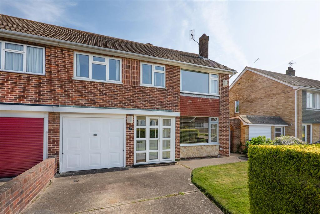 Property photo 1 of 17 Summerfield Avenue, Whitstable