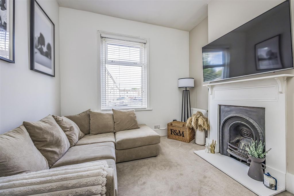 Property photo 1 of 17 29 Addison Road, Southsea-Porticomarketing-Soldby-